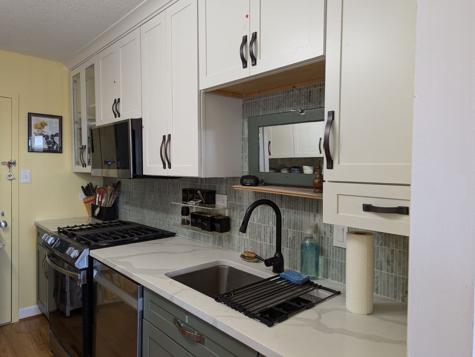 Classic white shaker kitchen with light countertops, photo 1