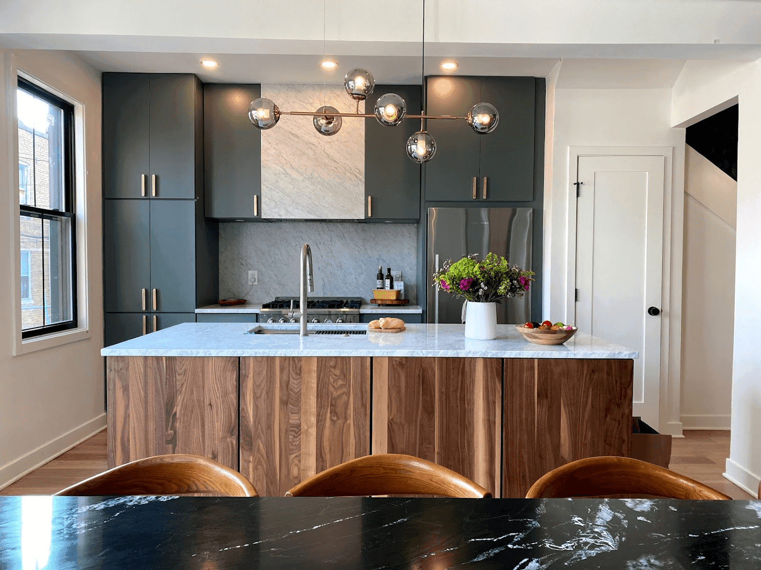 Modern two-tone kitchen with light upper cabinets and contrasting lower cabinets, photo 1