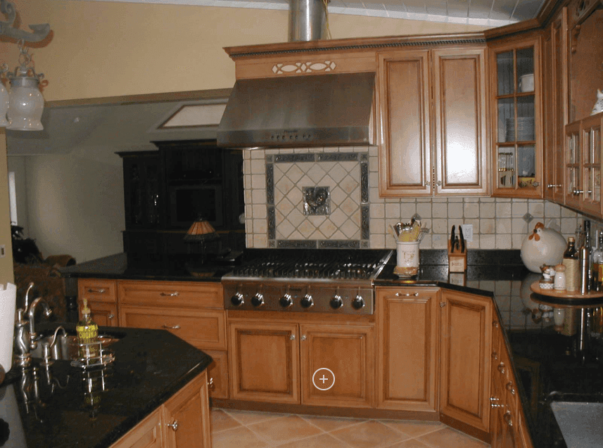 Warm traditional wood kitchen with granite countertops, photo 1