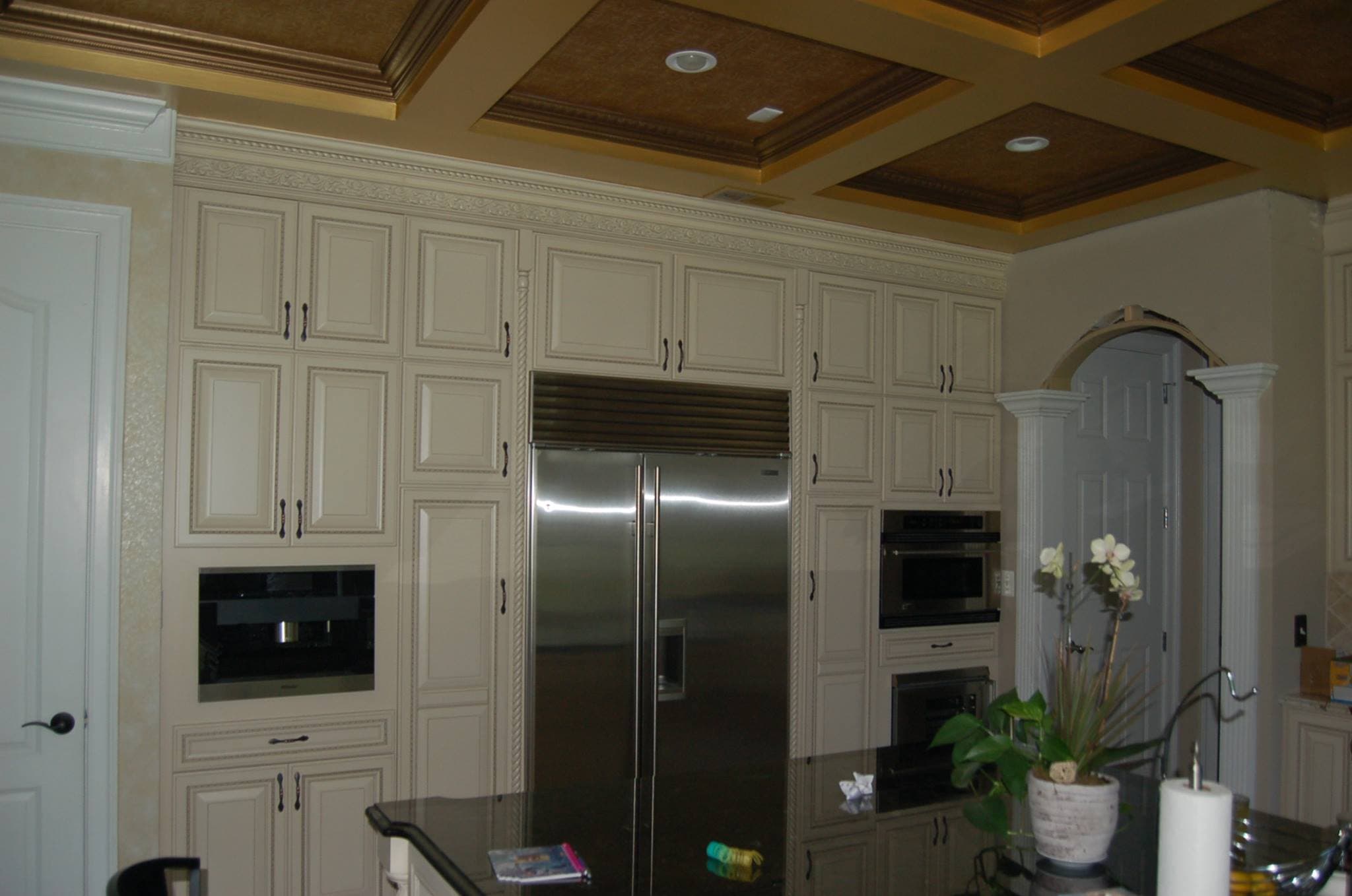 Traditional cream kitchen with raised panel cabinet doors, photo 1