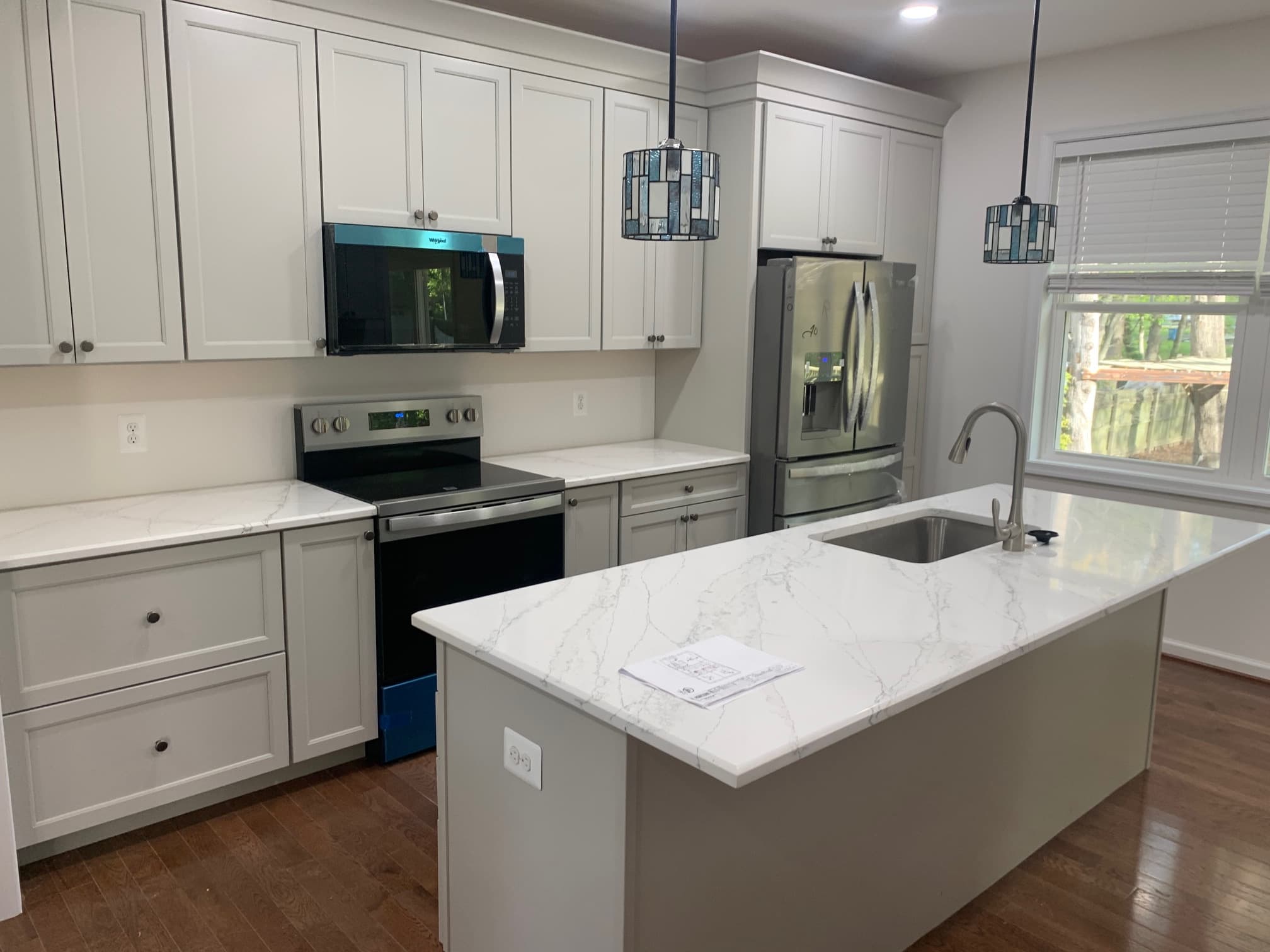 White shaker kitchen with a marble-topped island, photo 1