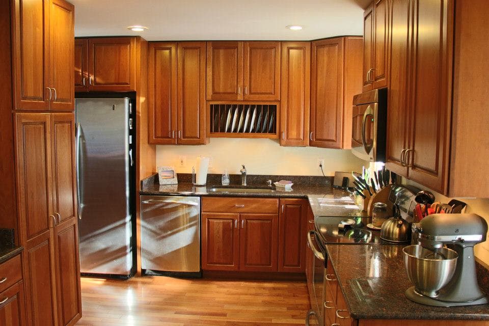 Traditional cherry wood kitchen with granite countertops, photo 1